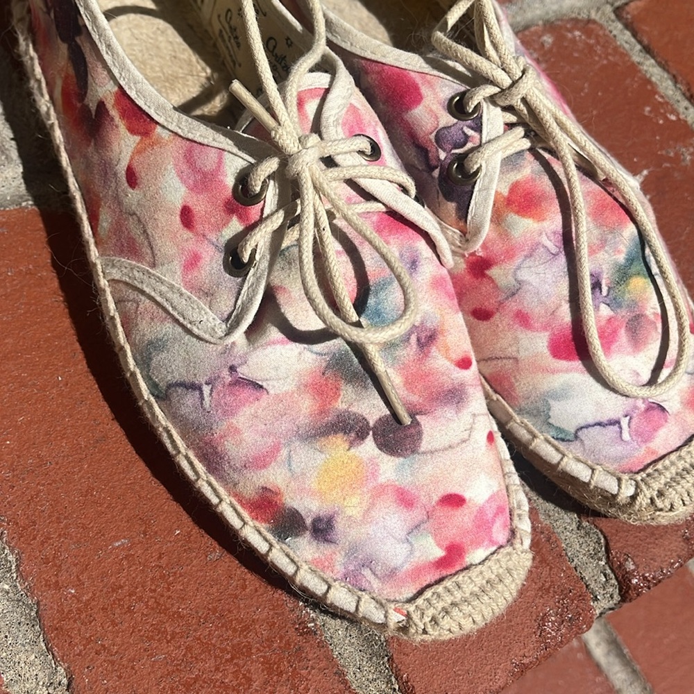 Soludos Shoes - Picture 2 of 12
